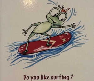 Froggy che fa surfing