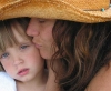 Bacio di mamma a bambino