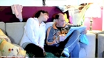 Coppia sul divano - sesso: lui non ha voglia