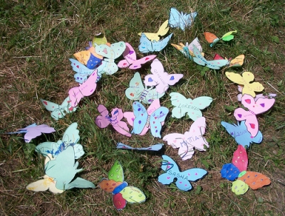 Bimbi-farfalle nel prato