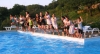Salto dei ragazzi in piscina