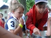 Bambini fanno il formaggio