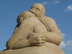 Statua di coppia che si abbraccia