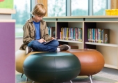 Bambino in biblioteca con ebook