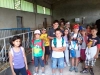 Bambini in una stalla