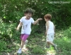 Bambini che giocano nel bosco