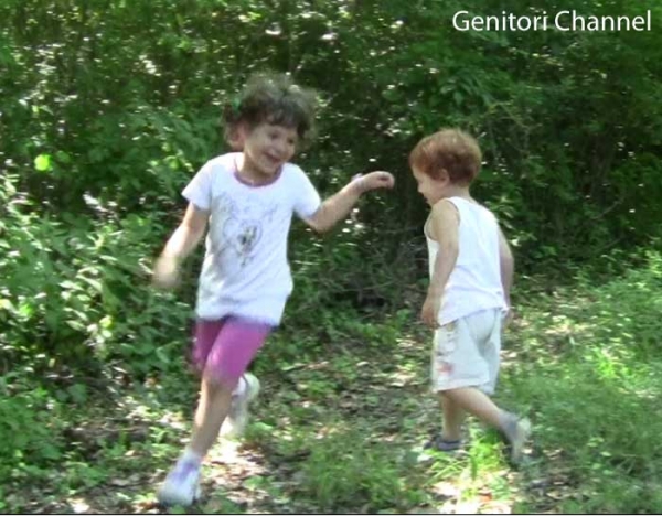 Bambini che giocano nel bosco