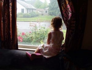 bambina alla finestra