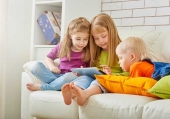 Bambini che usano un tablet