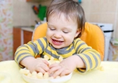 Bambino che mangia da solo