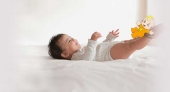 bambino sul letto