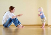 Bambino che fa i primi passi