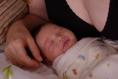 Neonato vicino alla mamma
