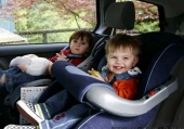 Bambini in auto su seggiolini