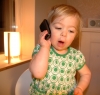 Bambina al cellulare