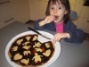 Bambina che mangia una crostata