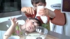 Bambini cucinano i pancakes
