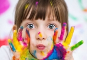 Bambino che torna a scuola felice