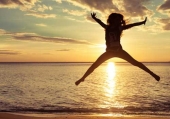 bambina al mare al tramonto