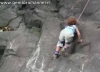 Un bimbo che arrampica con imbrago