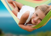 Bambina su amaca