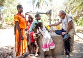 Scuola Amref in Kenia con Giobbe Covatta