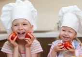 bambini in cucina
